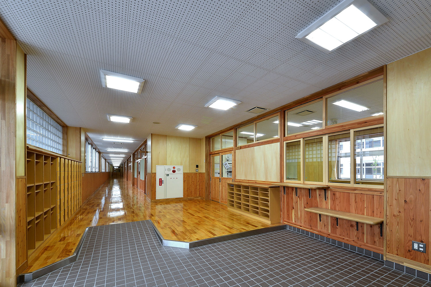 篠ノ井東中学校　管理棟　玄関・廊下